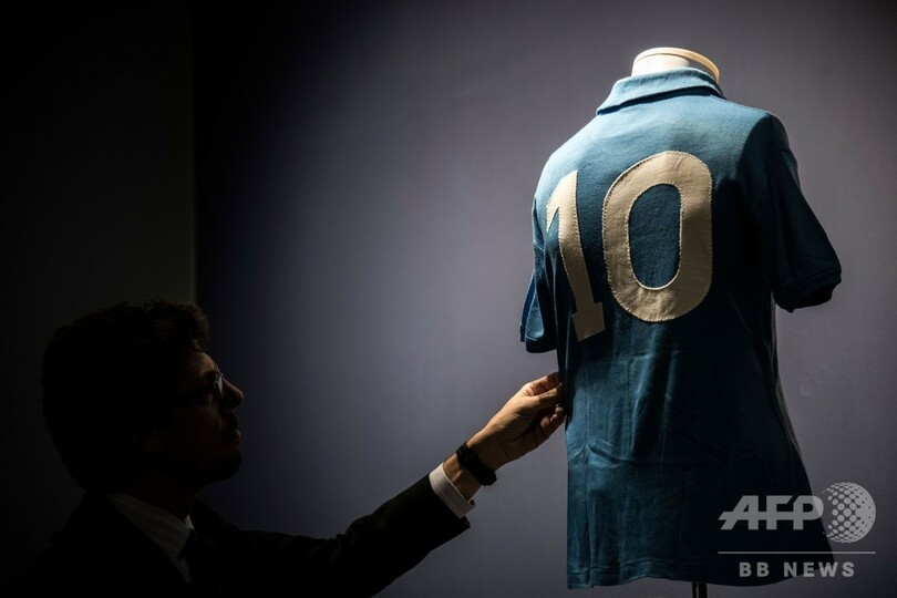 マラドーナ氏の貴重な背番号9の赤ユニホーム、155万円で落札