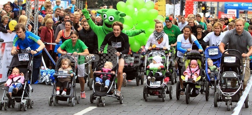 親子一緒にゴールを目指せ！リトアニア首都でベビーカーレース