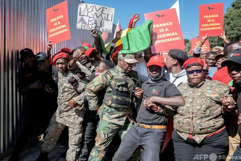 「アフリカから手を引け」 南アで反仏デモ