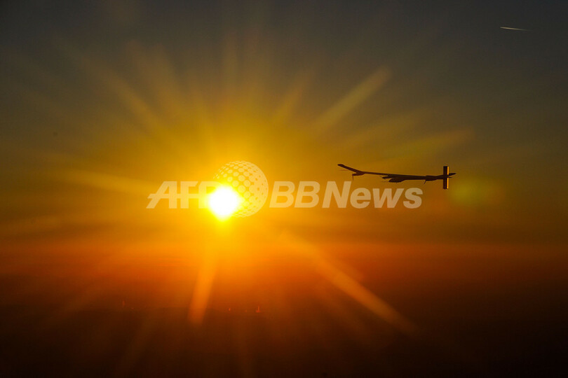太陽の力で飛ぶ「ソーラー・インパルス」、昼夜連続26時間飛行に成功
