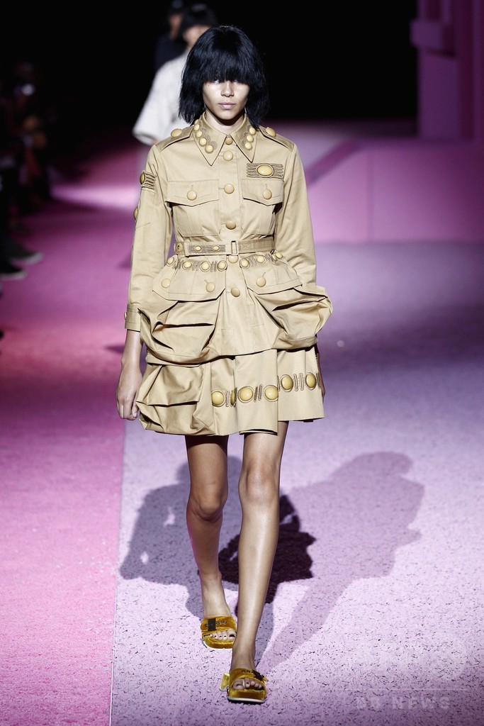 制服がコンセプト、「マーク ジェイコブス」15年春夏