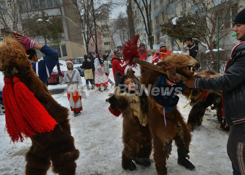 クマの毛皮まとい踊る子どもたち、ルーマニア伝統舞踊