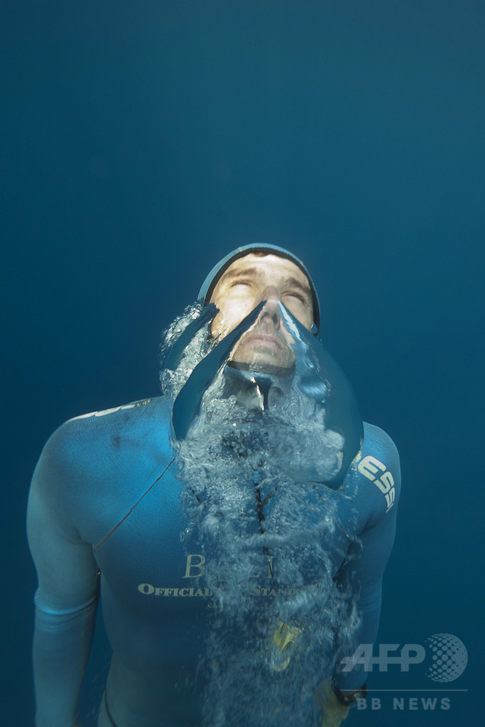 青く深い海の精霊、フリーダイバーのギョーム・ネリー