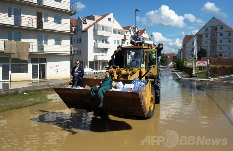 セルビアとボスニアの洪水、死者44人に 孤立した地域も