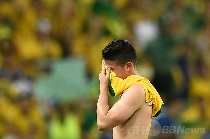ブラジルがコロンビア下し準決勝へ、ネイマールは負傷し担架で運ばれる