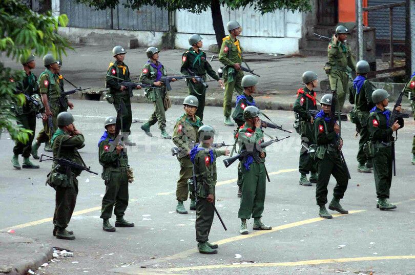 ミャンマー、治安部隊がデモ隊を襲撃　シンガポール人も負傷