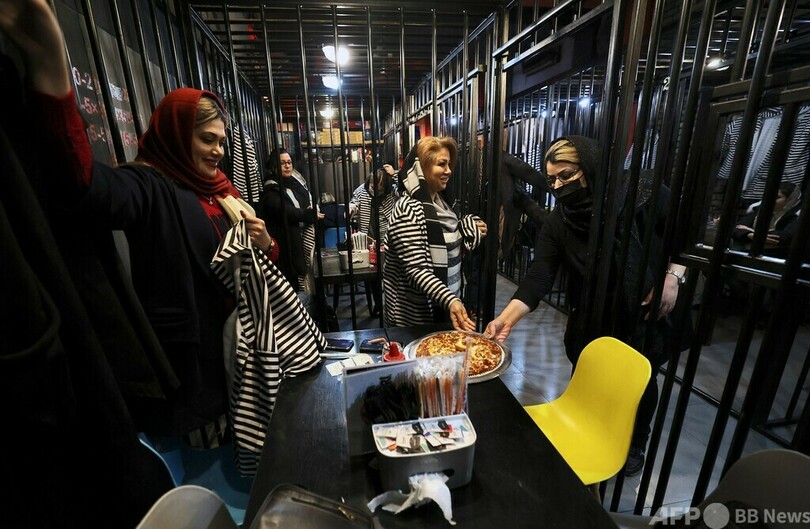 イランの「監獄」レストラン 借金未払いで収監された人々を支援