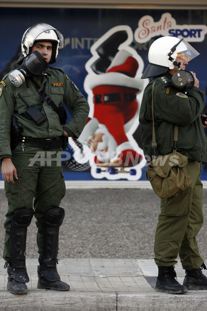 ギリシャ暴動、パトラスでデモ隊が警察署を包囲