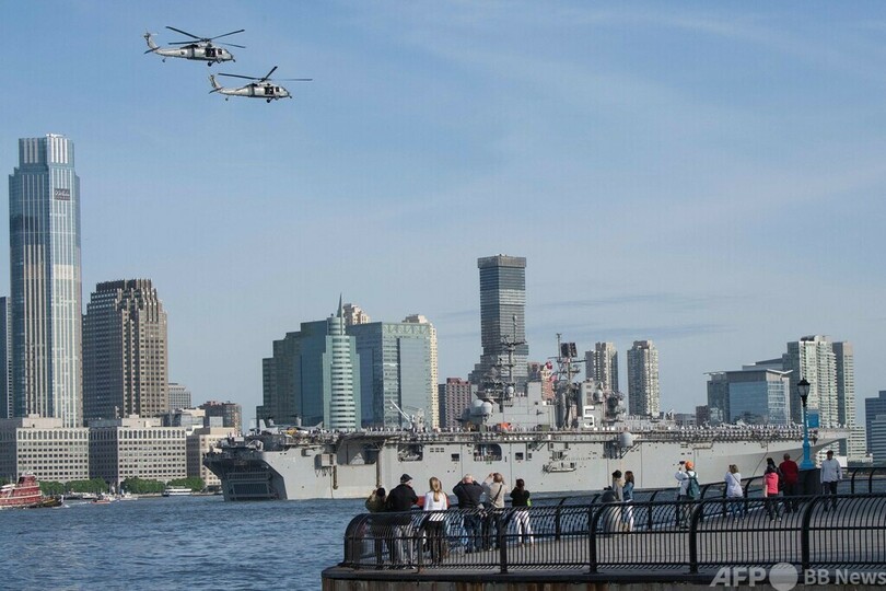 【今日の1枚】強襲揚陸艦、女神の前を通過中 米ニューヨーク