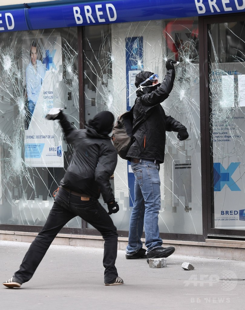 仏各地で公務員20万人が抗議デモ、政府の賃金凍結や人員削減計画に