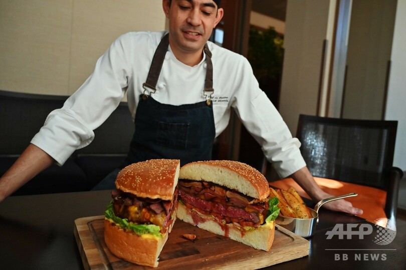 和牛に金粉… 10万円の巨大高級バーガー登場、新時代祝う