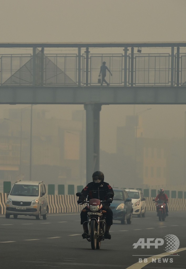 印首都、大気汚染が人体に危険なレベルに 祭りの花火で悪化