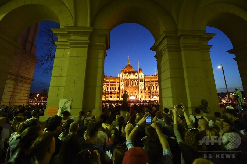 ハンガリー首都で反オルバン首相デモ、総選挙結果に抗議