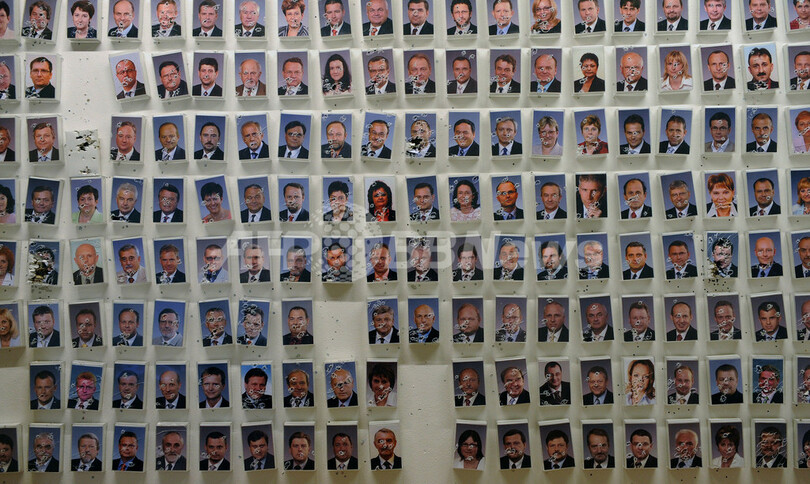 議員の顔を撃ち抜きたい？チェコでアート展示『政治家を殺せ』