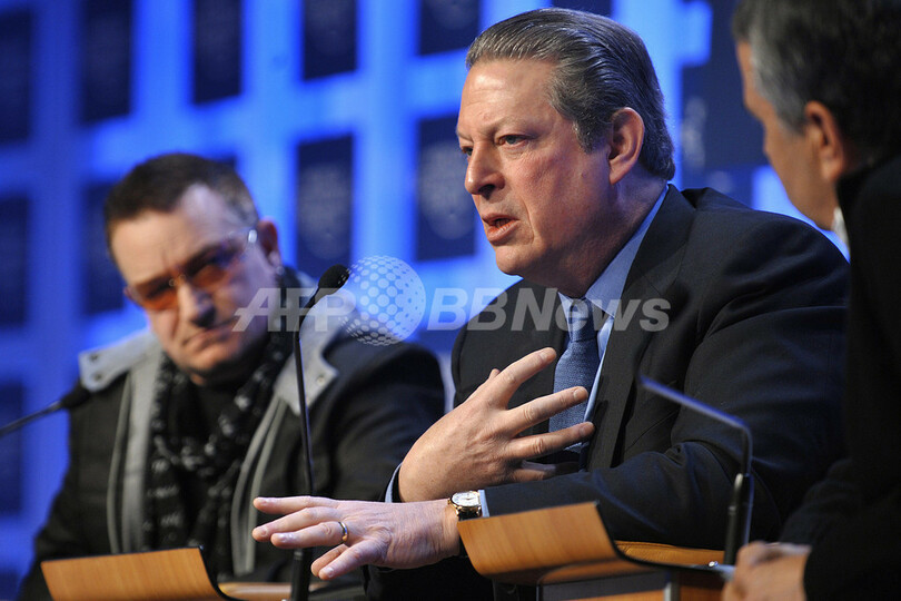 U2のボノ氏、ダボス会議でアル・ゴア「神父」にざんげ