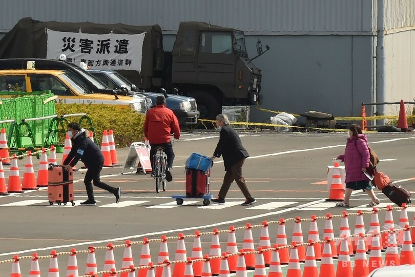 クルーズ船、乗客の下船始まるも新たに79人の感染判明