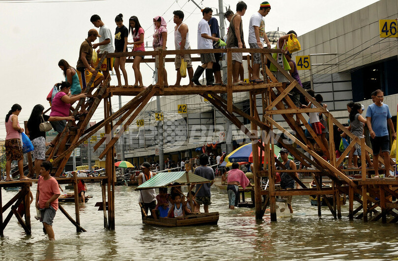 フィリピン、台風16・17号の死者858人に