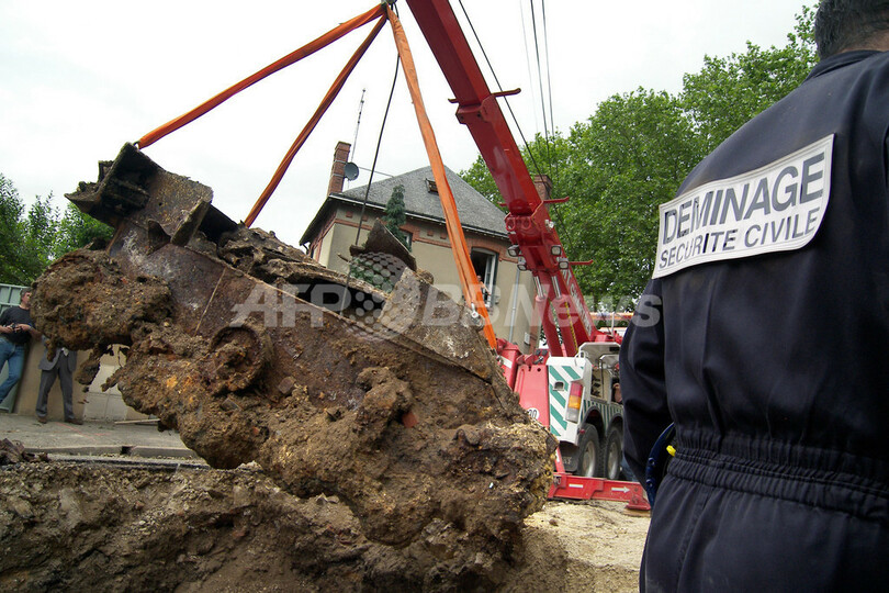 第2次大戦の戦車、道路下から「出撃」 フランス