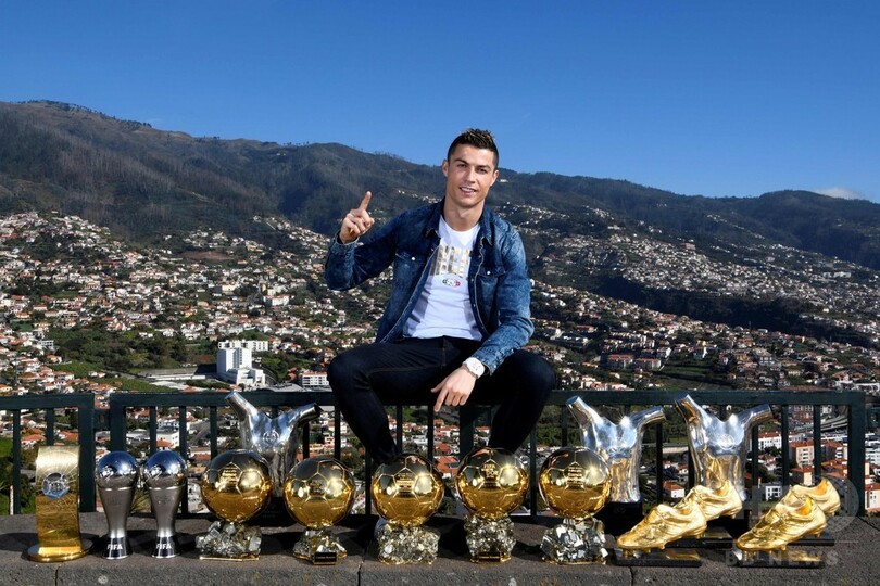 ポルトガル代表ロナウド、個人タイトルのトロフィーを並べた写真を公開