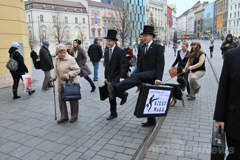 さあ、皆で「バカ歩き」！モンティ・パイソンのファン100人集結