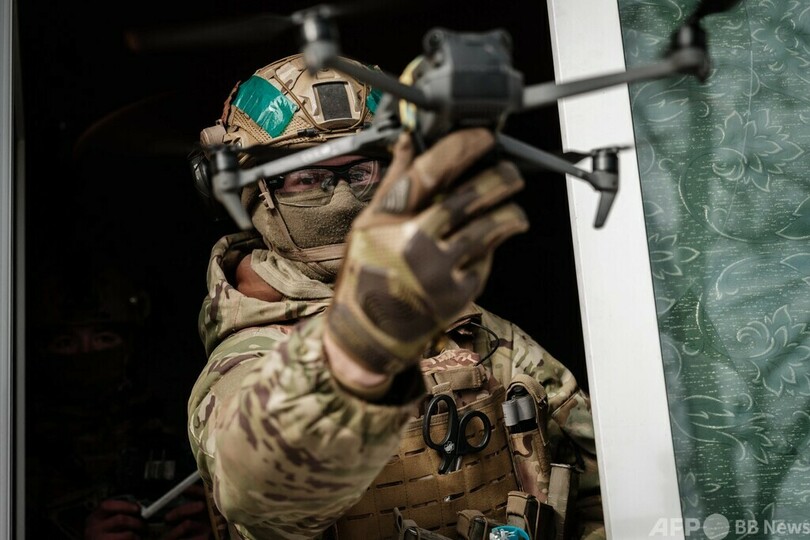 極寒の中で身を潜める狙撃手 ウクライナ東部