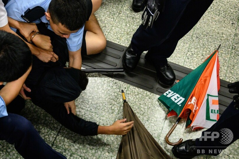 香港で中高生が「人間の鎖」、大学生は授業ボイコットし抗議集会