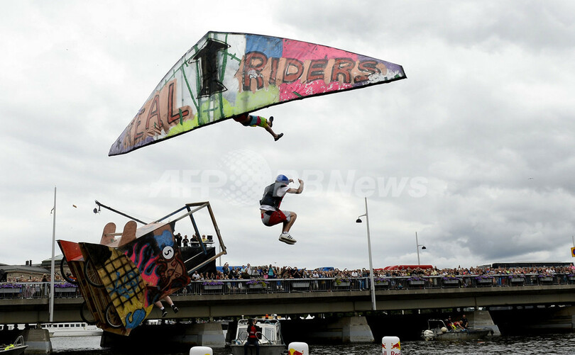 「華麗」に舞う人力飛行機、フライボードの実演も ストックホルム