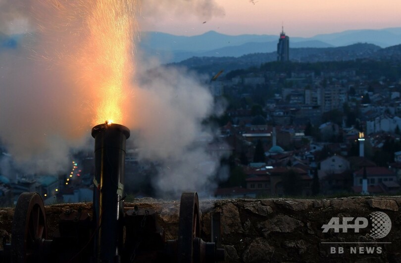 集団礼拝も、日没後の食事の集まりも禁止… 異例のラマダン始まる