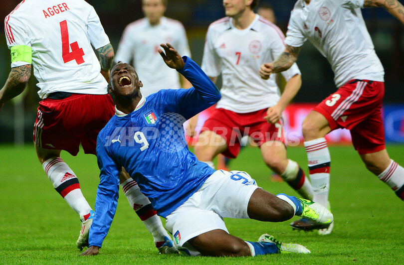 10人のイタリアがデンマークを破る、W杯欧州予選