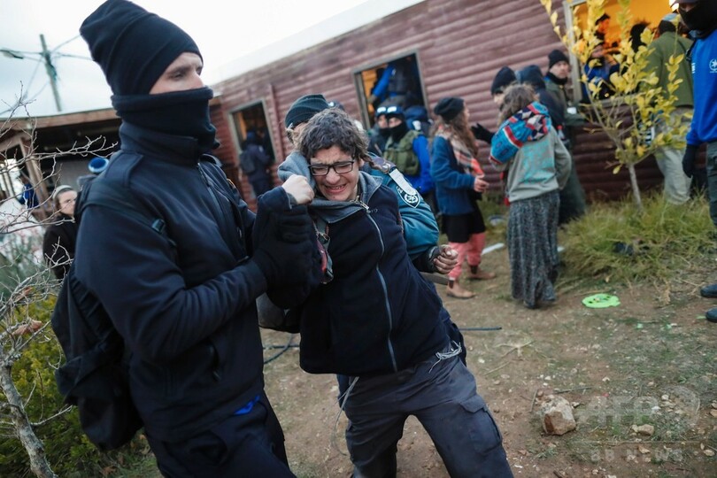 無断入植地の撤去で衝突、ユダヤ人入植者とイスラエル警察