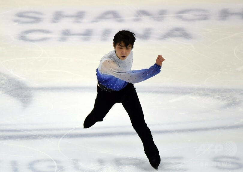 羽生が今季自己ベストでSP首位！世界フィギュア