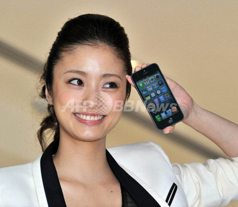 アップル「iPhone 5」発売、上戸彩も祝福
