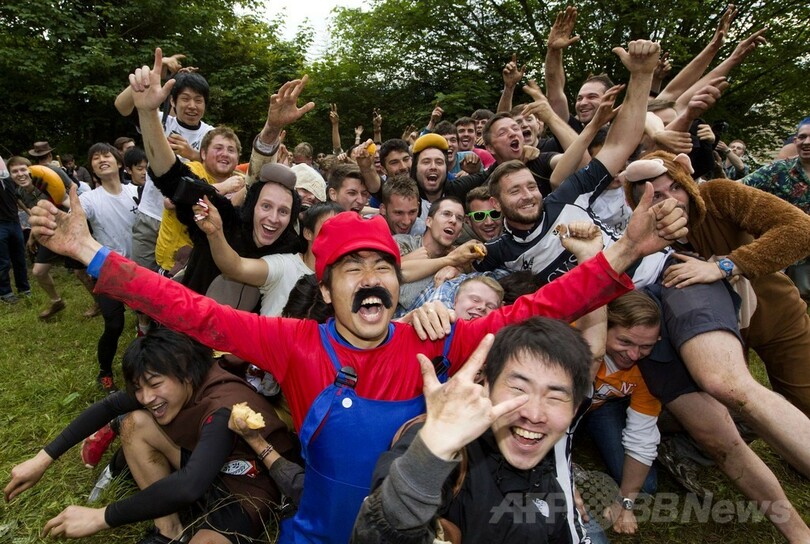 参加者も転がり落ちる「チーズ転がし大会」、英国で開催