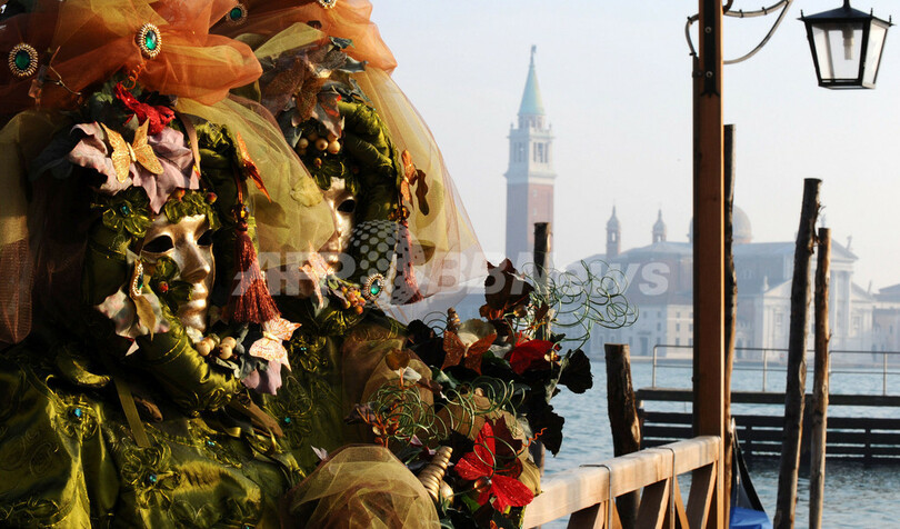 華やかな仮面と衣装の供宴、ベネチアカーニバル始まる