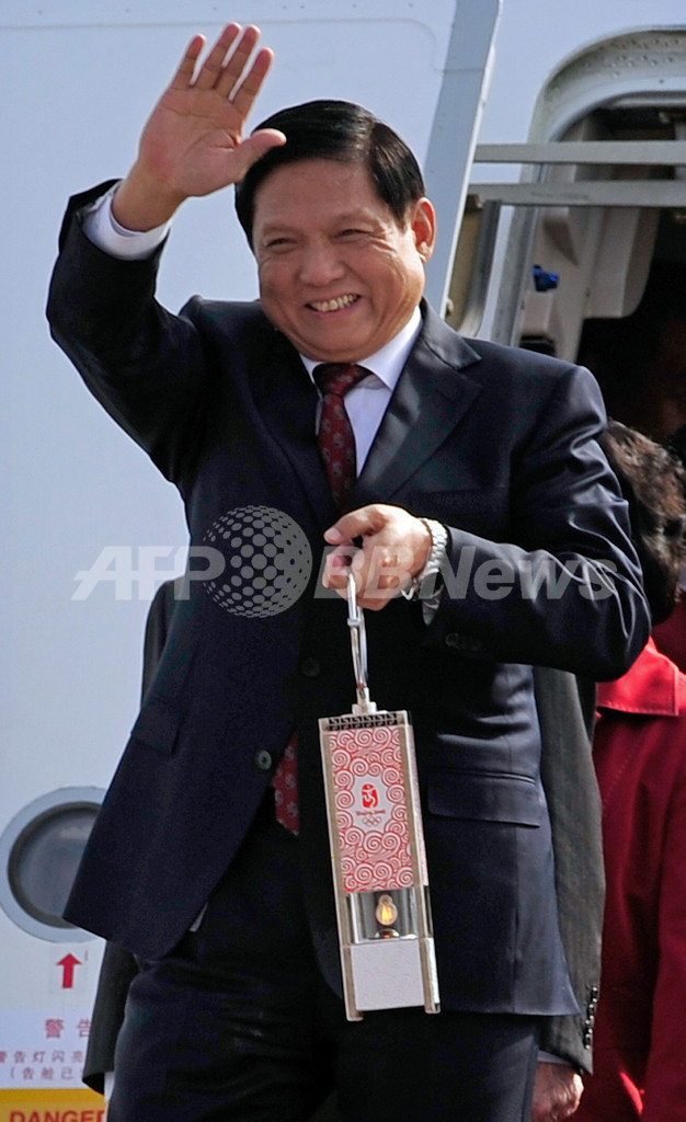 五輪聖火が北京に到着、国営テレビは1分遅れで「生中継」