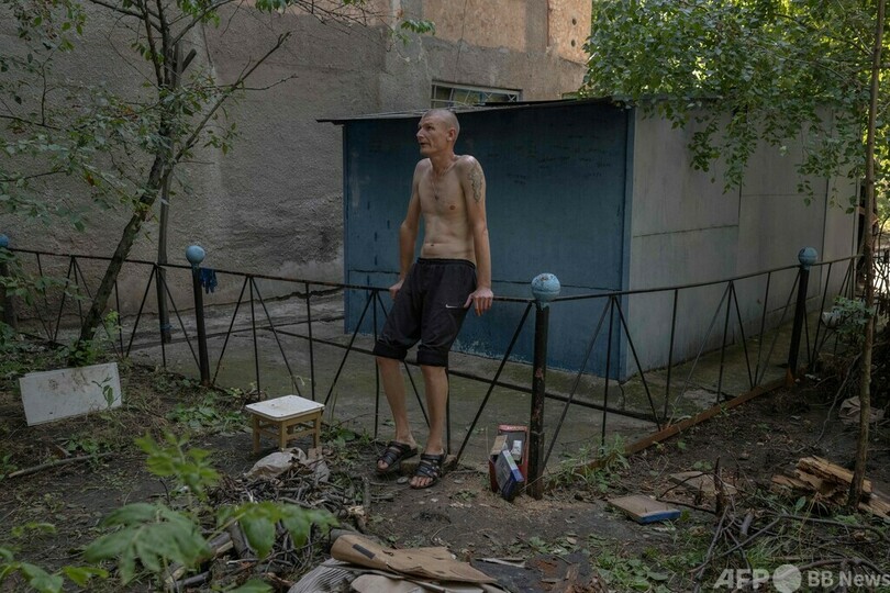 戦火のウクライナ東部にとどまる住民たち 庭での煮炊きも