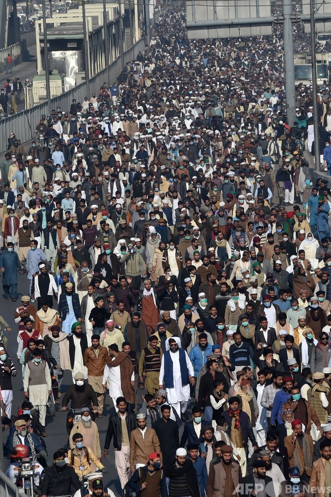 強硬派イスラム教指導者の葬儀に30万人超、パキスタン