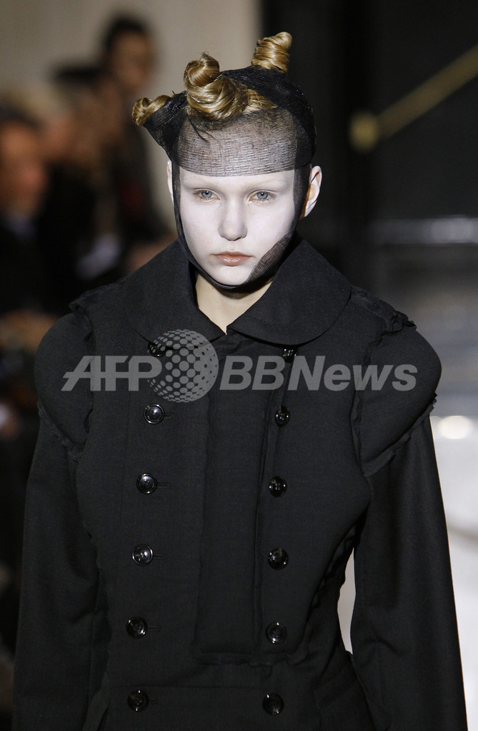 ＜10/11年秋冬パリコレクション＞コム デ ギャルソン、新作を発表