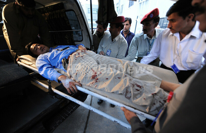 パキスタン北西部、日本人記者ら銃撃うけ負傷