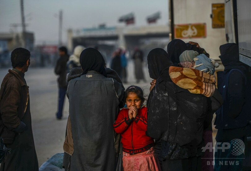 国境に殺到のシリア人「見殺しにせず」 トルコ