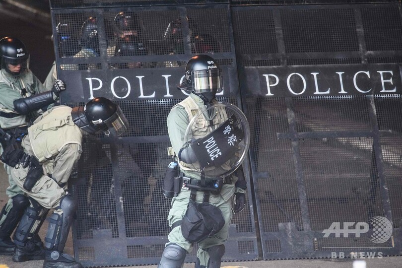 香港デモ隊、大学からロープで脱出 当局の包囲逃れる