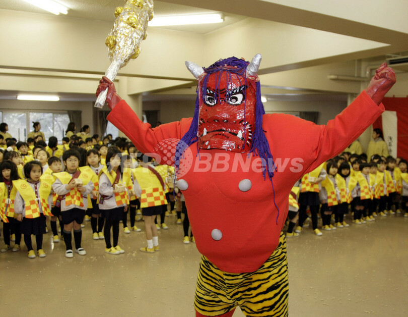 浅草寺節分会、園児が鬼に豆まき