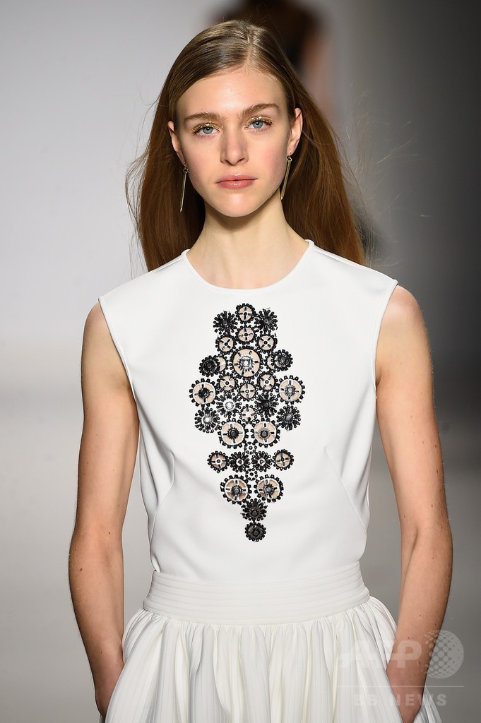 「飛ぶ美しさ」を表現、「タダシ ショージ」15/16年秋冬