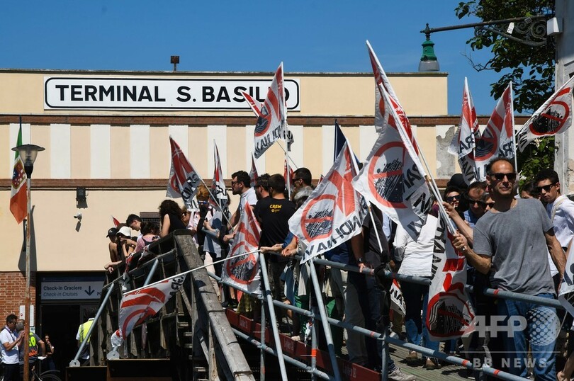 伊ベネチアでクルーズ船が観光船に衝突　4人軽傷