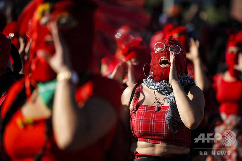 【今日の1枚】抗議と連帯、無数の手が表すもの