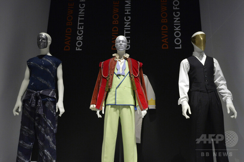 ファッション界からもボウイさん悼む声、バーバリーのショーでも
