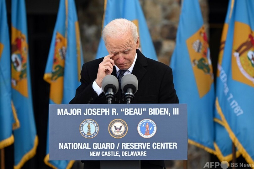 バイデン氏、亡き息子の名冠した基地で感極まり涙 首都へ