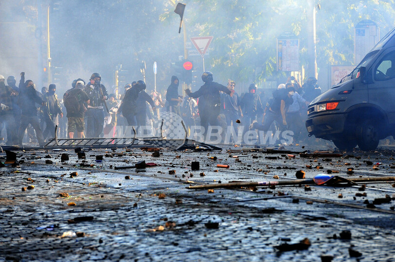ローマでデモ隊と機動隊が衝突、世界規模の抗議デモの日