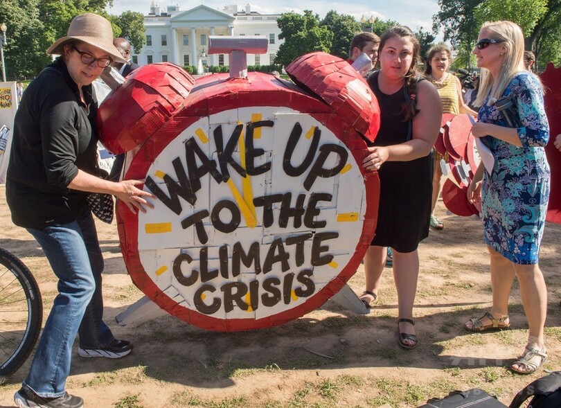 パリ協定離脱、ホワイトハウス前で抗議デモ 自治体・経済界も批判