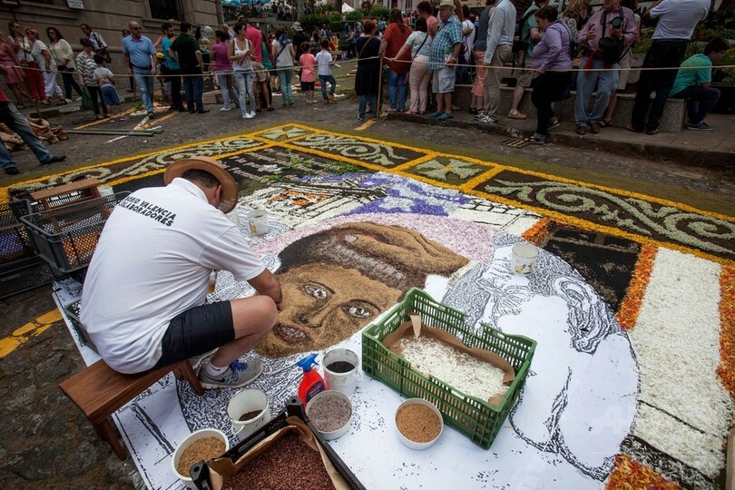 通りを彩る花や砂のカーペット、テネリフェ島で聖体祭